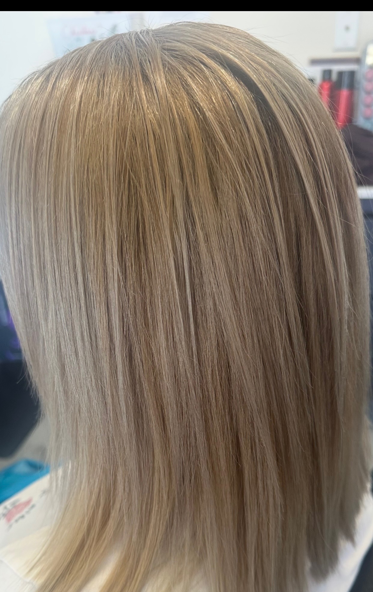 Cool blonde highlights on straight mid-length hair